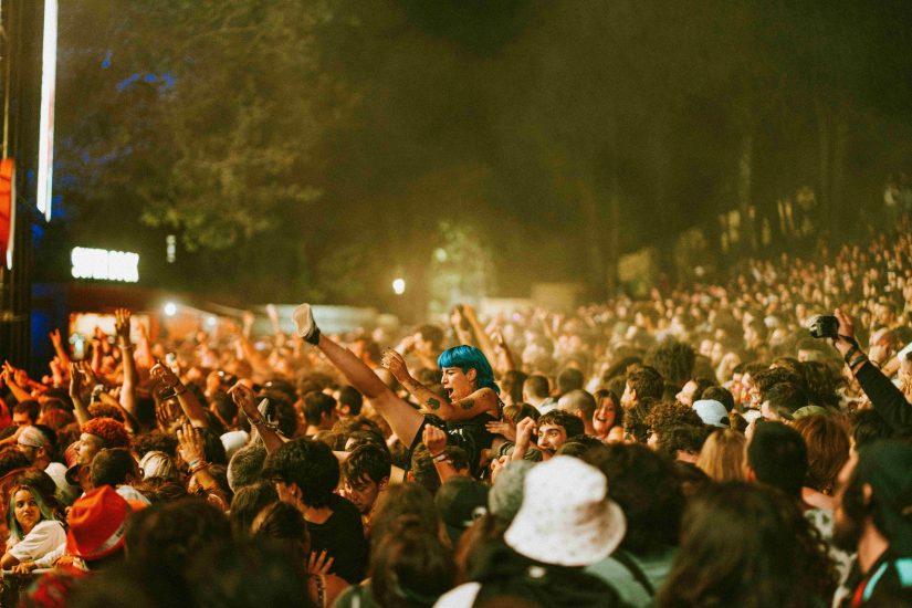 O terceiro dia do Vodafone Paredes de Coura 2022: da agitação de Turnstile e Parquet Courts à festa de L’Impératrice