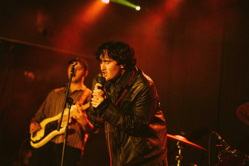 Courting no Hard Club: música de guitarras com um toque de humor